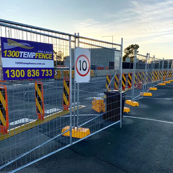 1300tempfence-temp-fence-on-a-road-construction-site-with-a-10-km/h-speed-limit-sign